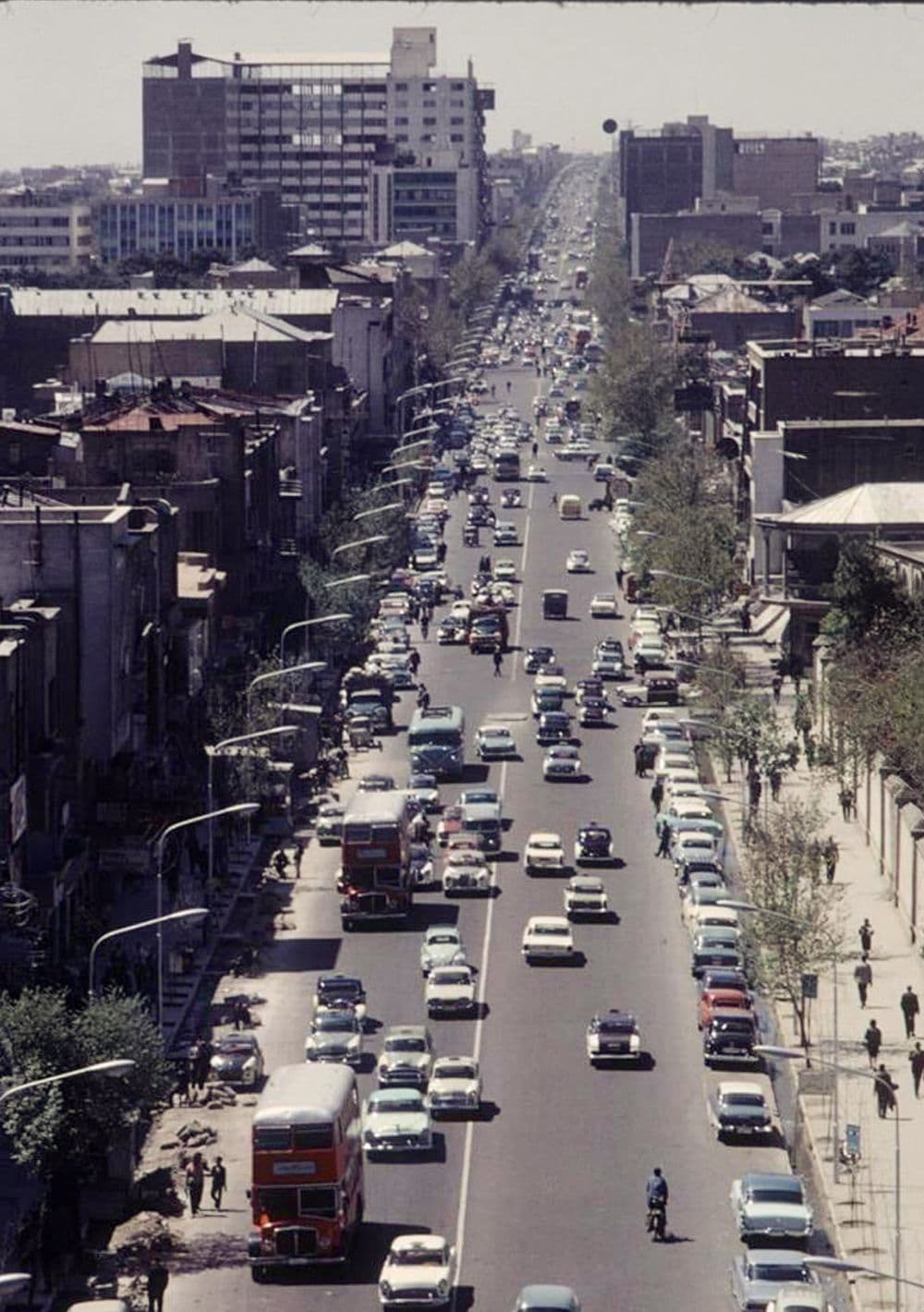 عکس از آرشیو مجله لایف، تهران دهه چهل، ساختمان درحال ساخت آلومینیوم، بالا سمت چپ
کادر