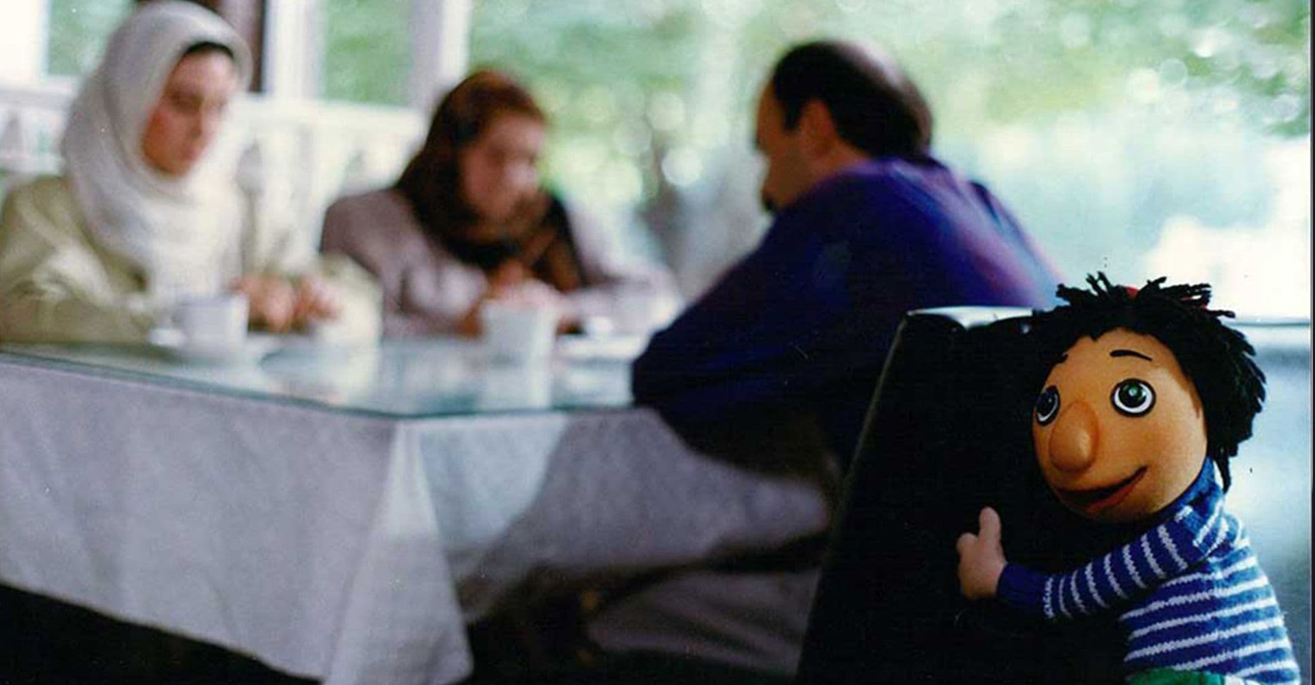 نمایى از فیلم «مشق شب»، ساختهی عباس کیارستمى